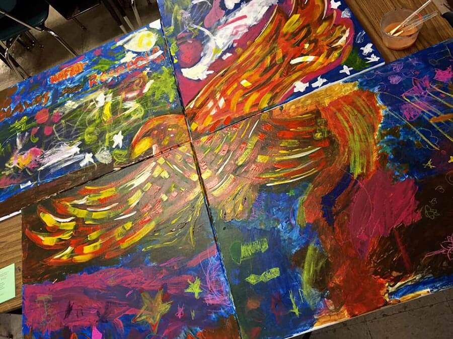 El halcón de Harder creado por todos los estudiantes de la escuela primaria Harder