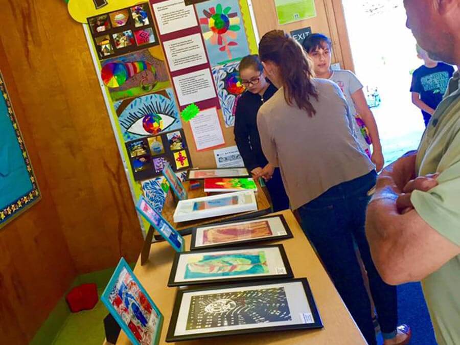 Feria de arte en la escuela primaria Harder